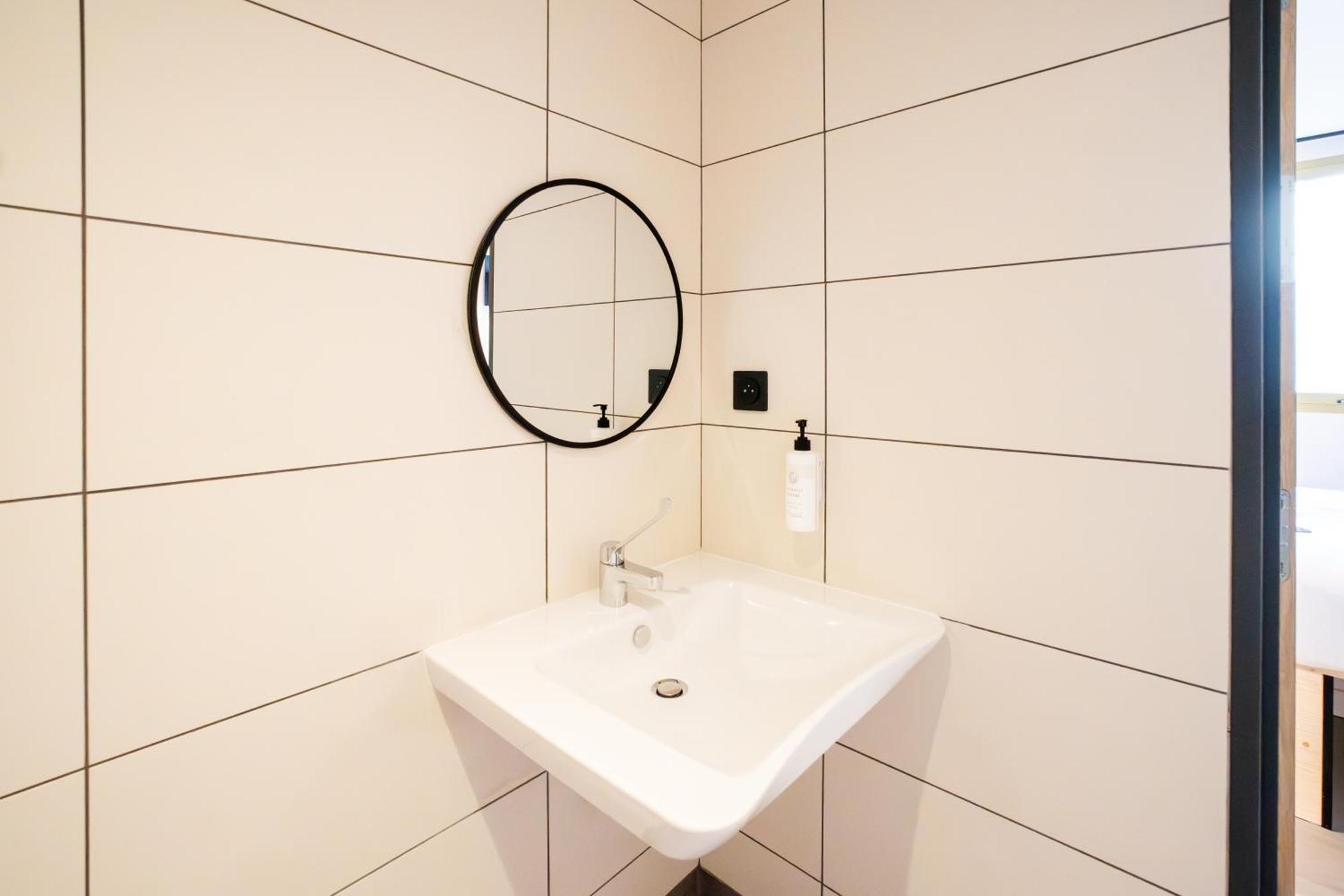 Easyhotel Marseille Euromed Екстериор снимка