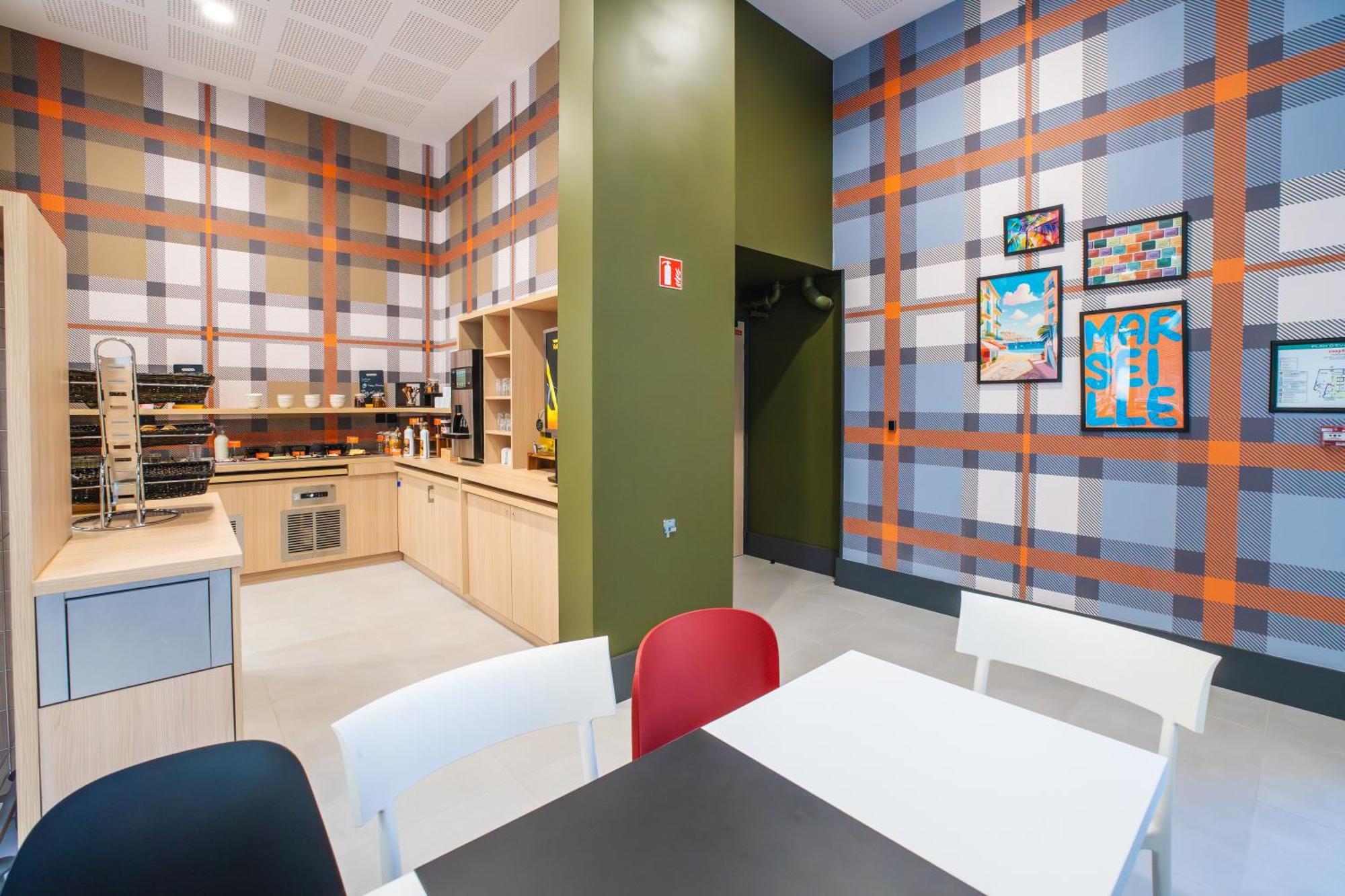 Easyhotel Marseille Euromed Екстериор снимка