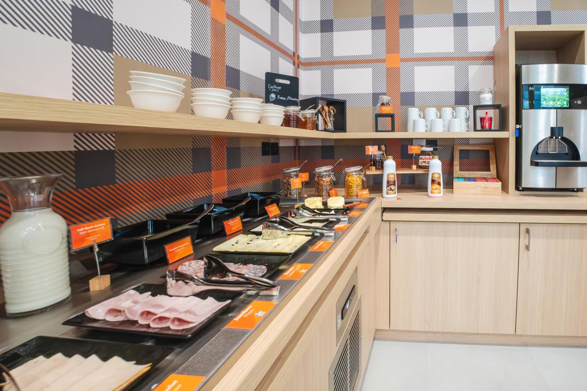 Easyhotel Marseille Euromed Екстериор снимка