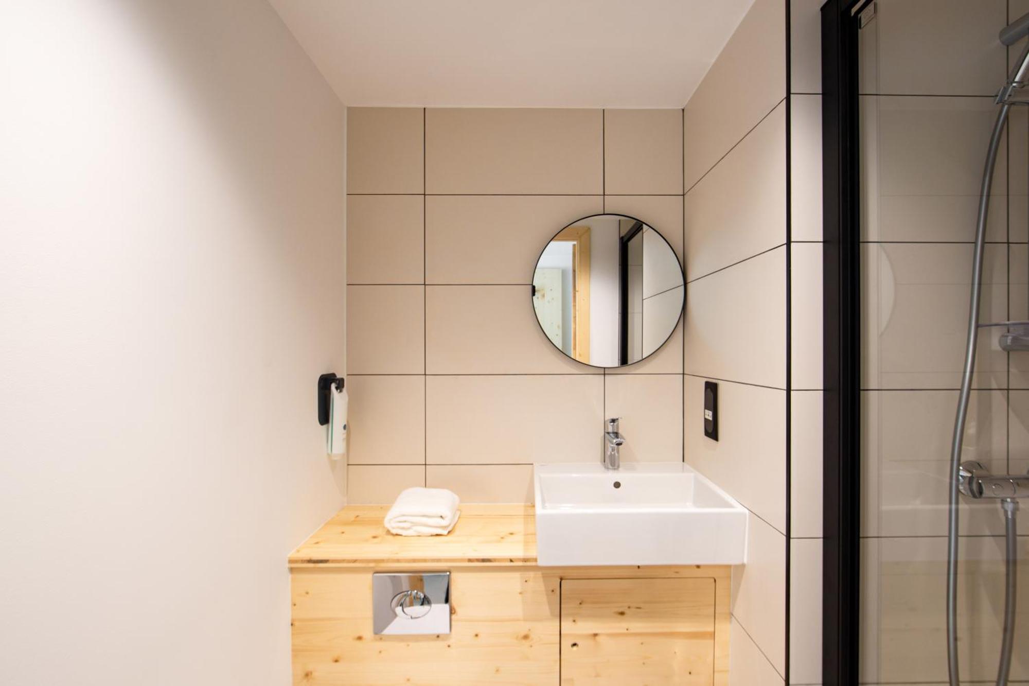 Easyhotel Marseille Euromed Екстериор снимка